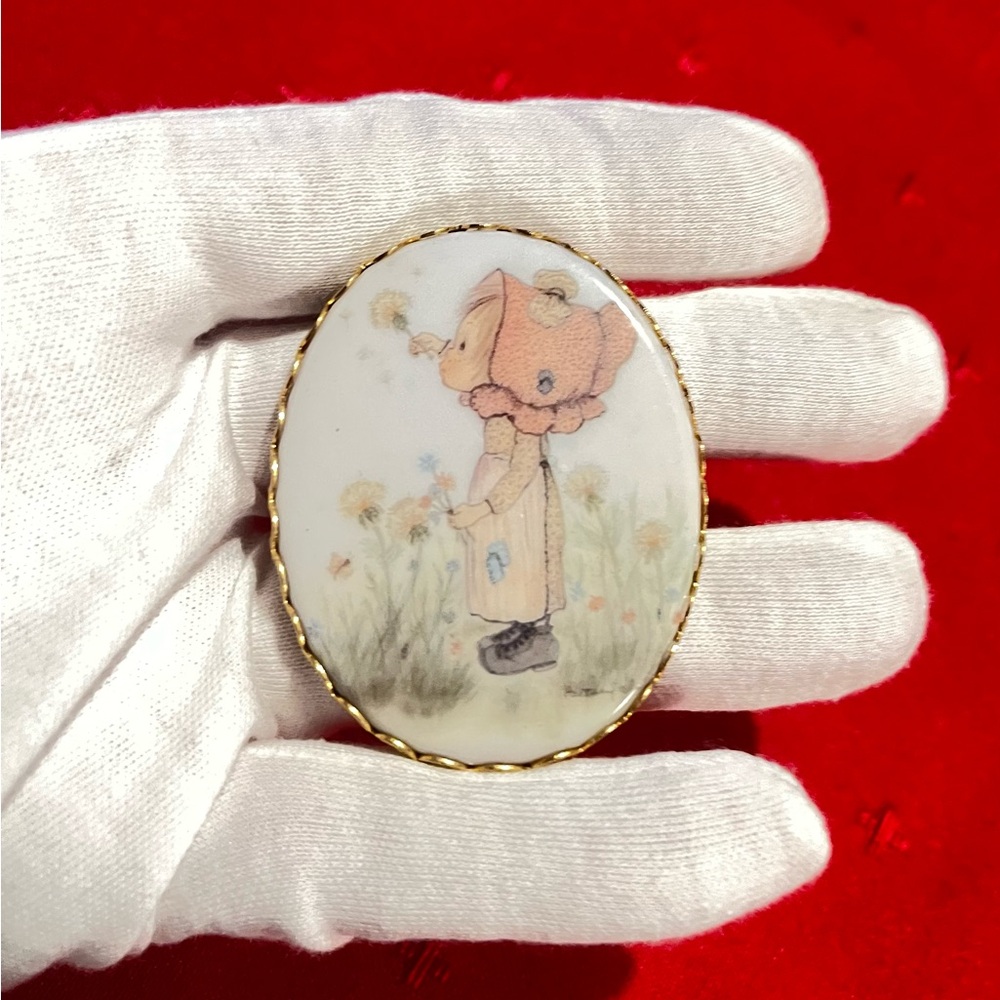 Collectible Vintage Hallmark Betsey Clark cameo brooch